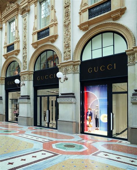 primo negozio gucci a milano